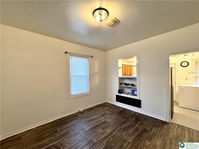 Building Photo - 527 Bradley St