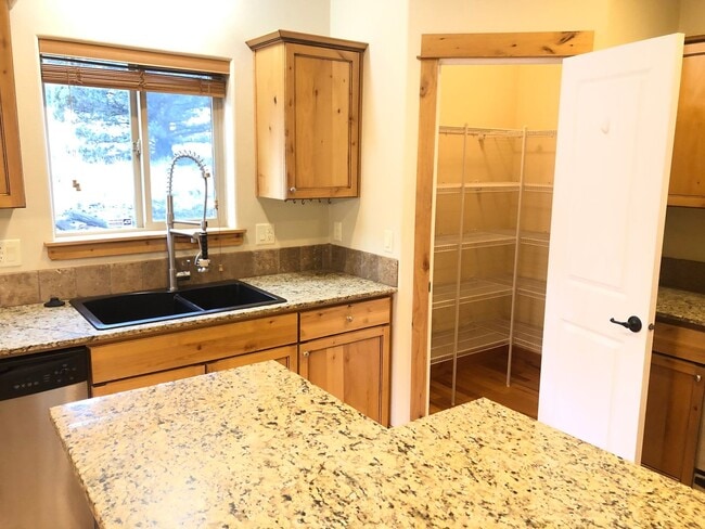 Building Photo - Great 3 Bedroom SW Bend Single Family Home