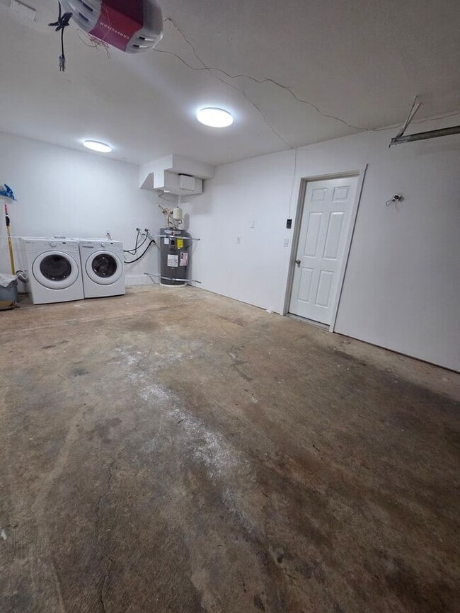 Building Photo - Must see Interior!! Tacoma 5 Bed with Large Fenced Back Yard on Dead End Street!