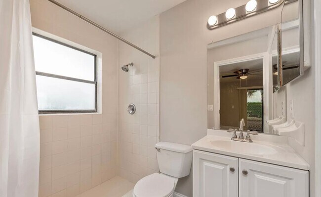 Building Photo - 5485 Decatur St