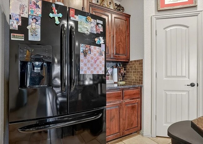 Building Photo - Comfy 3 Bed/2 Bath Midland Home with all appliances, backyard, attached garage, 6 min to grocery ...