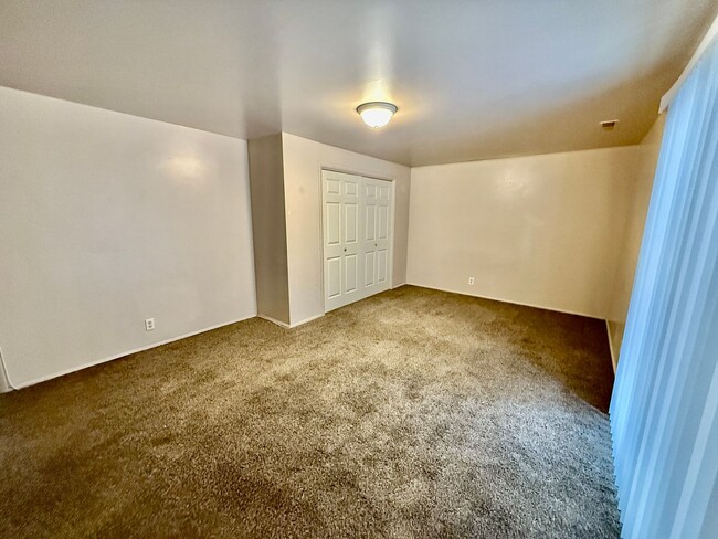 Building Photo - Pet-Friendly 3-BR Tri-Level Townhome