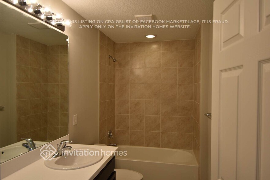 Building Photo - 242 SW Airview Ave