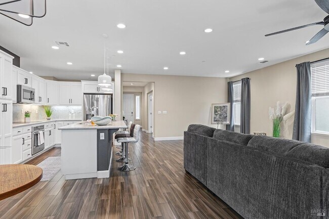 Building Photo - 343 Silver Ridge Dr