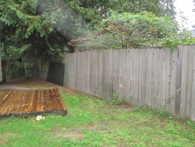 Building Photo - Edmonds Pine Park Tri-Level