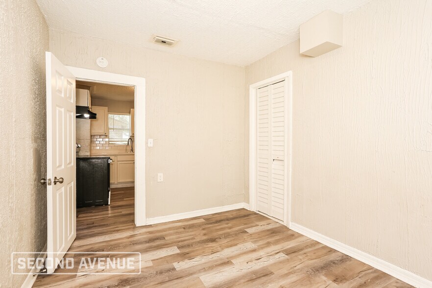 Building Photo - 2011 W 15th St