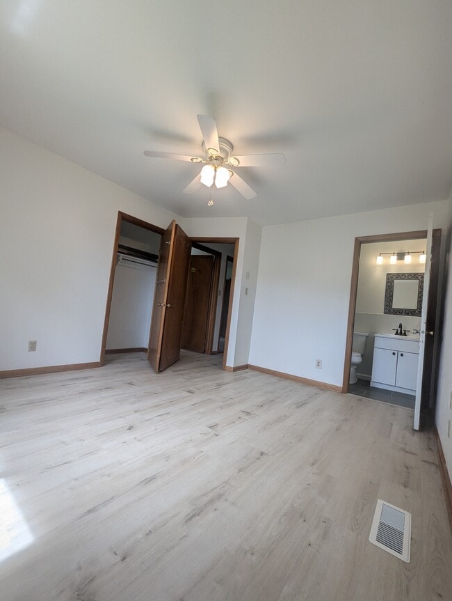 Building Photo - 11124 Farr Dr