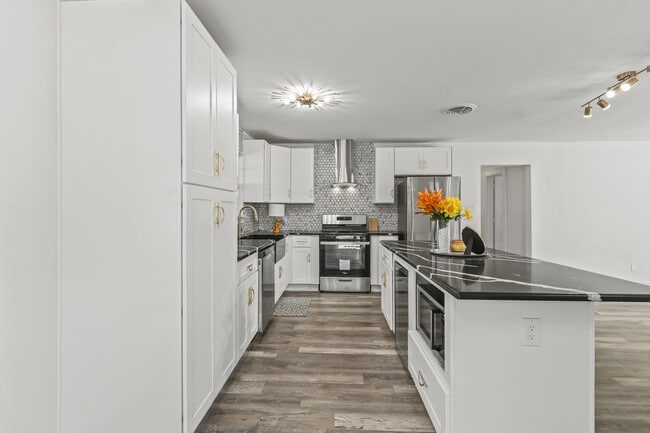 Building Photo - 3423 W Clarendon Dr