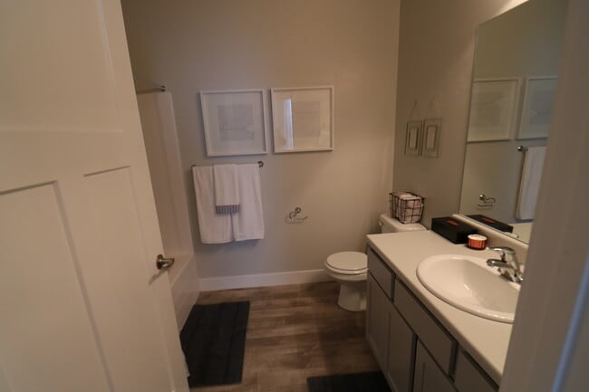 Building Photo - 3 Bedroom 2 Bathroom Condo in Vineyard!
