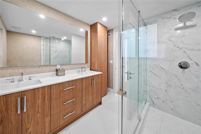 Building Photo - 600 NE 57th St