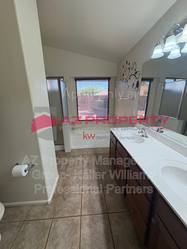 Building Photo - 15745 W Latham St