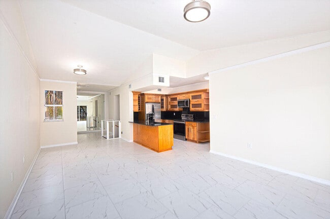 Building Photo - 2400 Centergate Dr