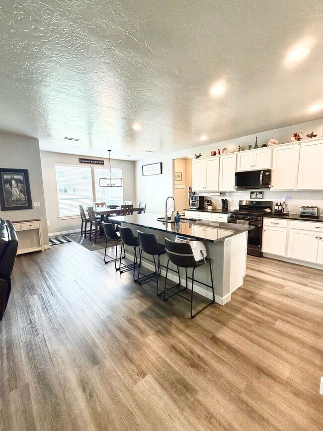 Building Photo - Stunning Nampa Home with RV Parking!