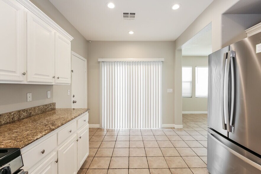 Building Photo - 8573 Primula Ct
