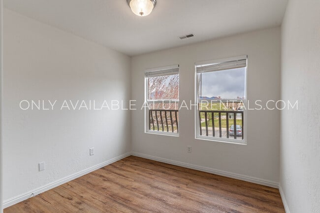 Building Photo - 211 Greenfield Cir