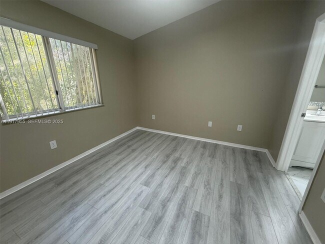 Building Photo - 2911 SE 13th Rd