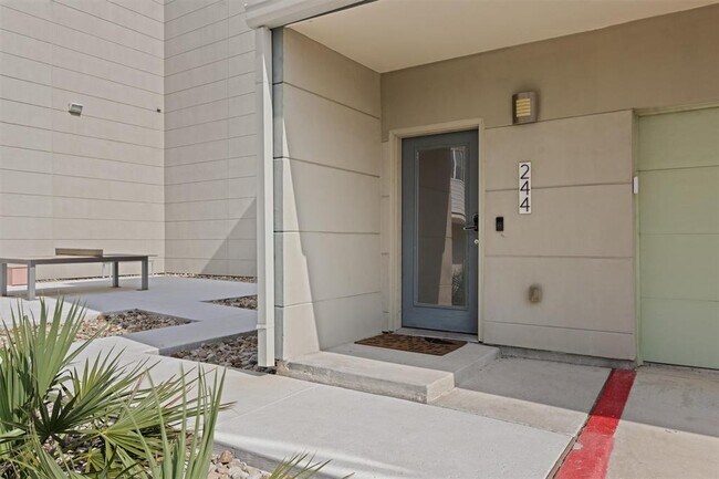 Building Photo - 604 N Bluff Dr