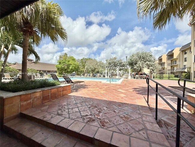 Building Photo - 10431 N Kendall Dr
