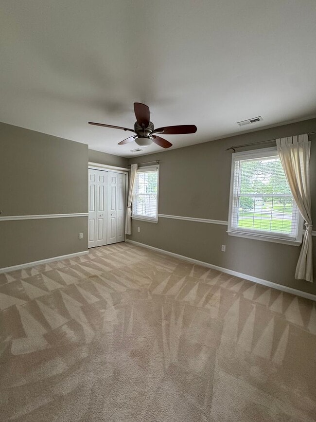 Building Photo - Lovely and Spacious 3 Bedroom 2.5 Bathroom...