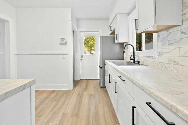 Building Photo - 3701 Leybourn Ave