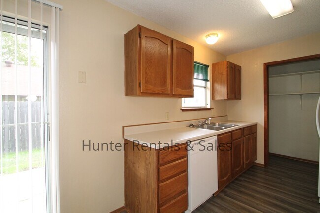 Building Photo - Willowsprings Two Bedroom Cutie!