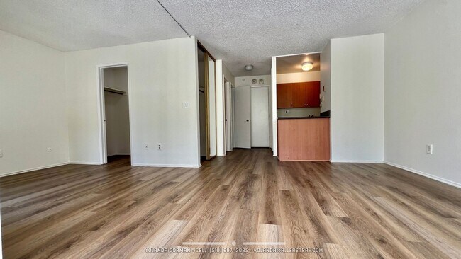 Building Photo - Sweet 2nd floor  studio condo at resort-like Watergate by the Bay in Emeryville!