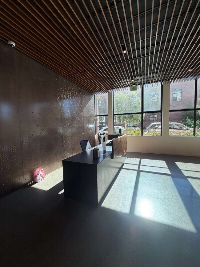 Building Photo - Luxurious Updated Condo in Dogpatch