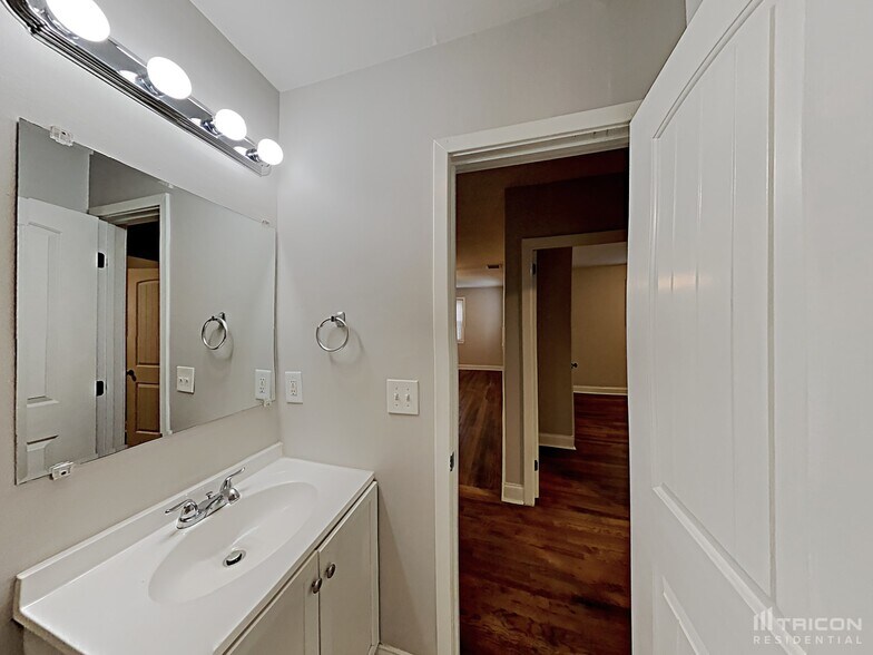 Building Photo - 3226 Draper Ave