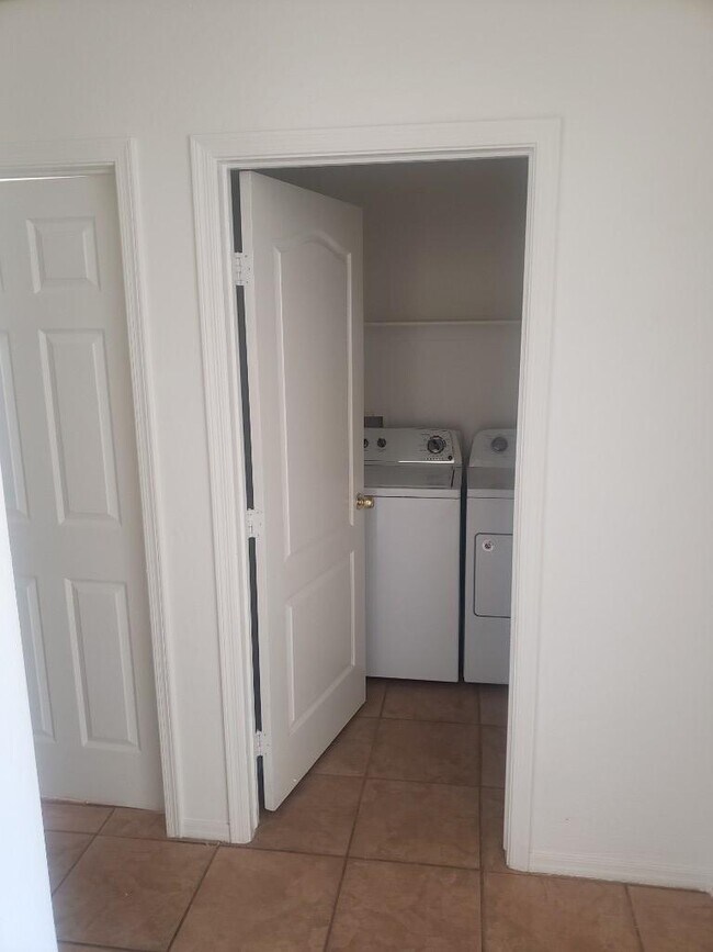 Building Photo - N Sunshine Blvd