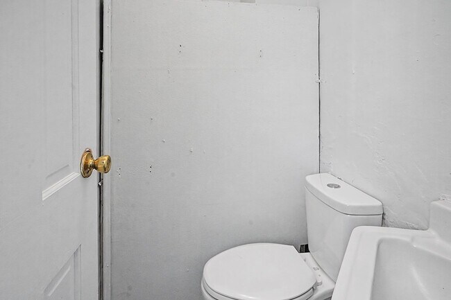 Building Photo - 1008 N Van Buren St