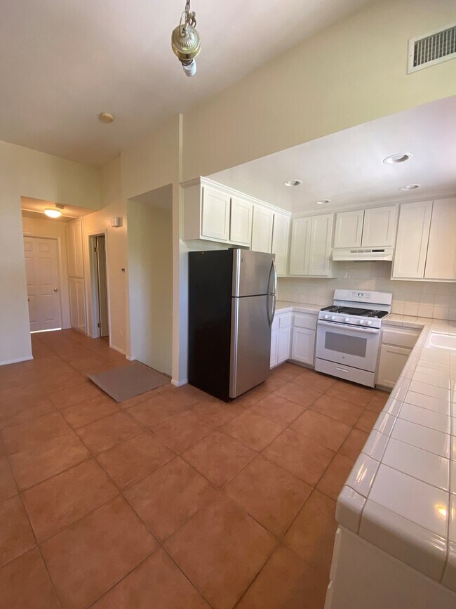 Building Photo - Santa Barbara - Cute two bedroom, one bath...