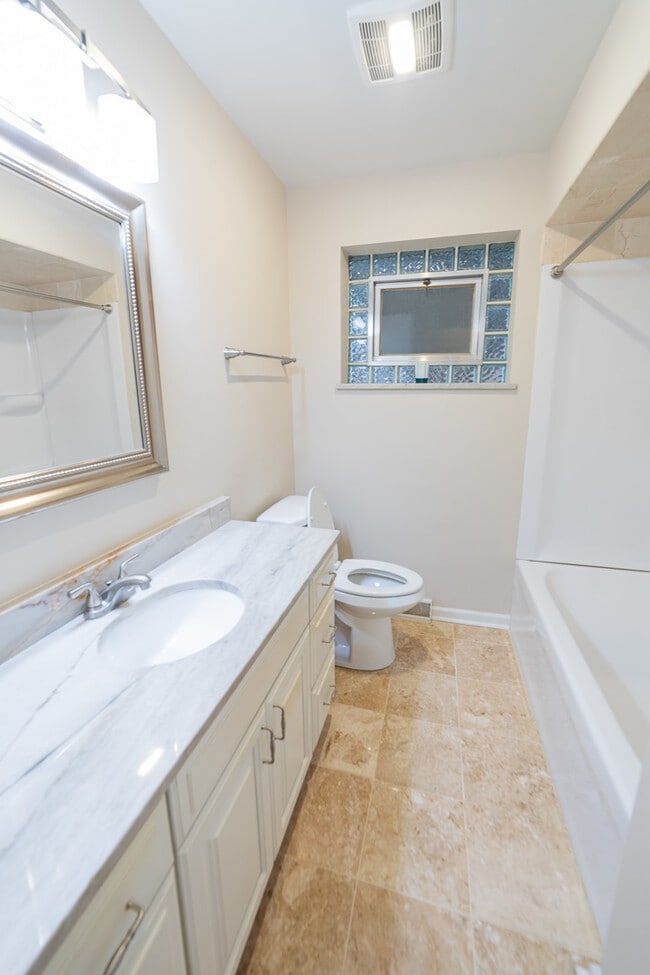 Building Photo - 4841 Lamb Dr