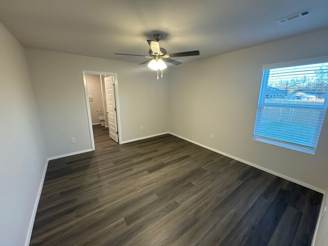 Building Photo - Preleasing NOW — Stylish 3 Bed / 2 Bath Home in Barberry Court!