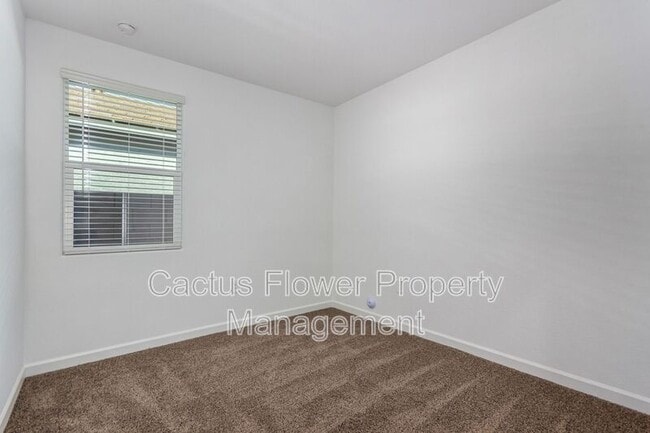 Building Photo - 2037 W Shelly Ave