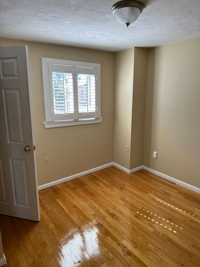 Building Photo - Nicely renovated pet friendly 2 bed in South Boston!