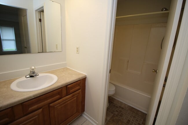 Building Photo - Spacious Northeast Pensacola Apartment Featuring 2 Bedrooms, 2 Bathrooms, Inside Laundry, and Pet...