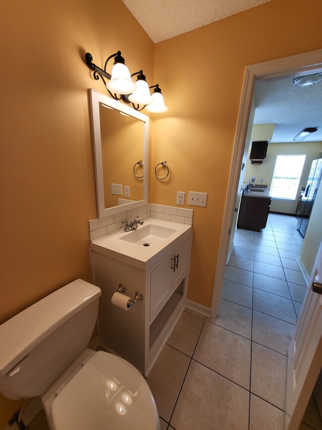 Secondary full bathroom - 4910 Windsor Green Way