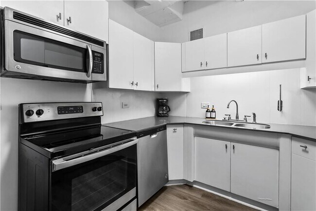 Building Photo - 3645 Peachtree Rd NE