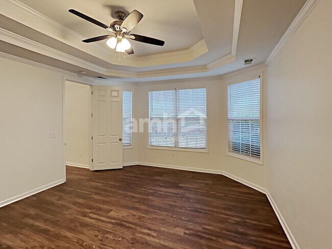 Building Photo - 433 Long Branch Way