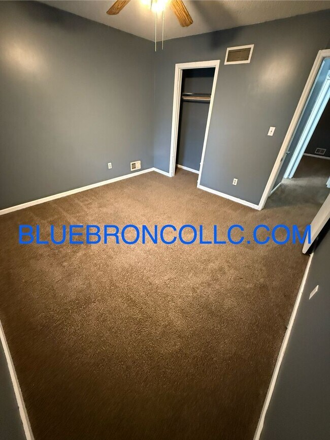 Building Photo - 1507 NE White Dr