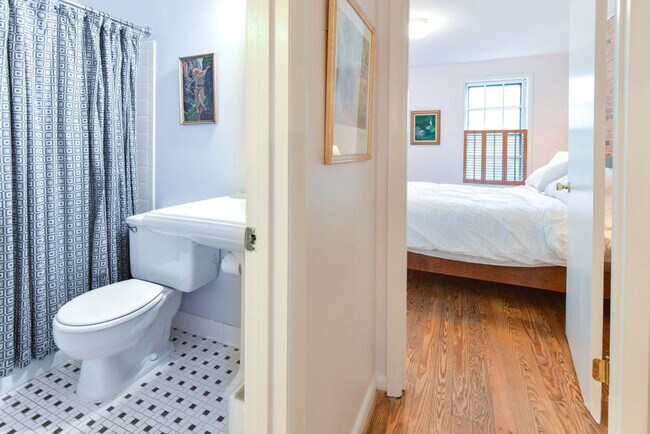 Building Photo - 1127 Independence Ave SE