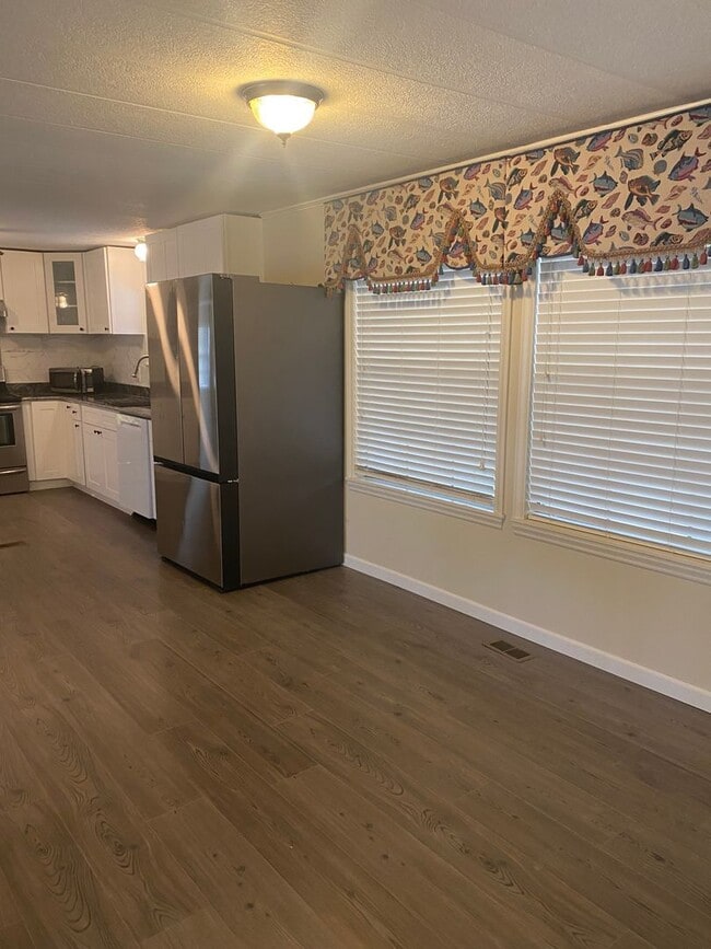 Building Photo - Waterfront 3 bedroom 2 bath