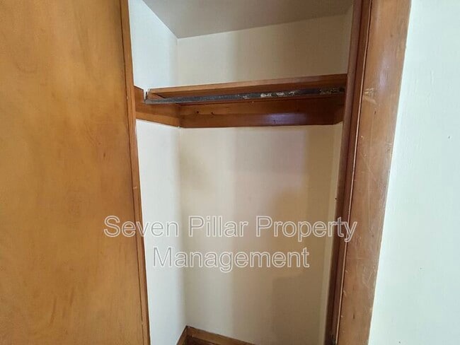 Building Photo - 323 S Napoleon Ave