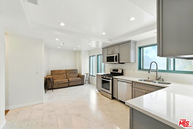 Building Photo - 10336 Wilshire Blvd
