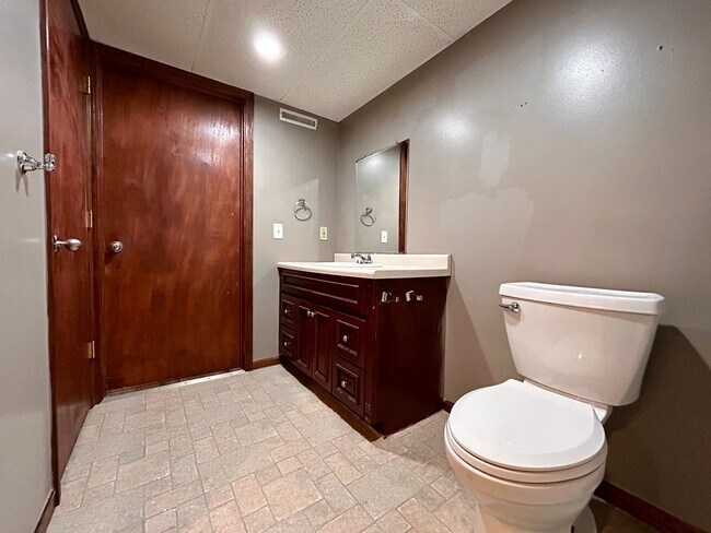 Building Photo - Four Bedroom Duplex in Kentwood - $400 OFF 1st Month!