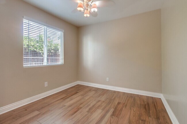 Building Photo - Beautiful 3 Bedroom + Den Home in the Foot...