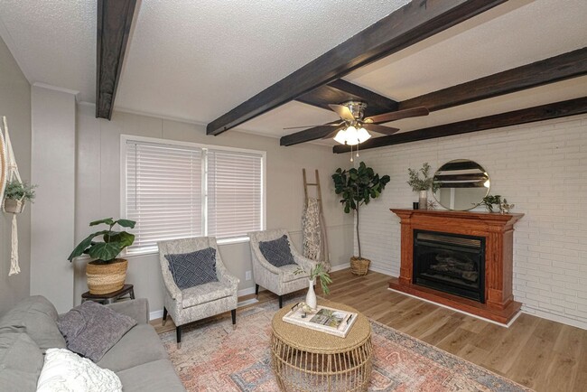 Building Photo - Newly Renovated - Move In Ready Home! 5 Bedrooms 3 Bathrooms