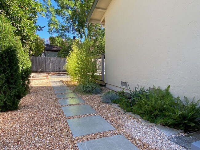 Building Photo - 3 Bedroom Home in East Santa Rosa