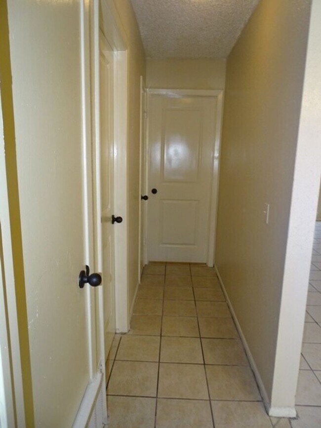 Building Photo - 9122 Ocean Gate St