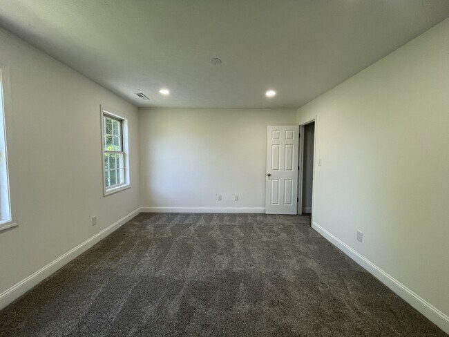 Building Photo - 3600 Old Forest Rd